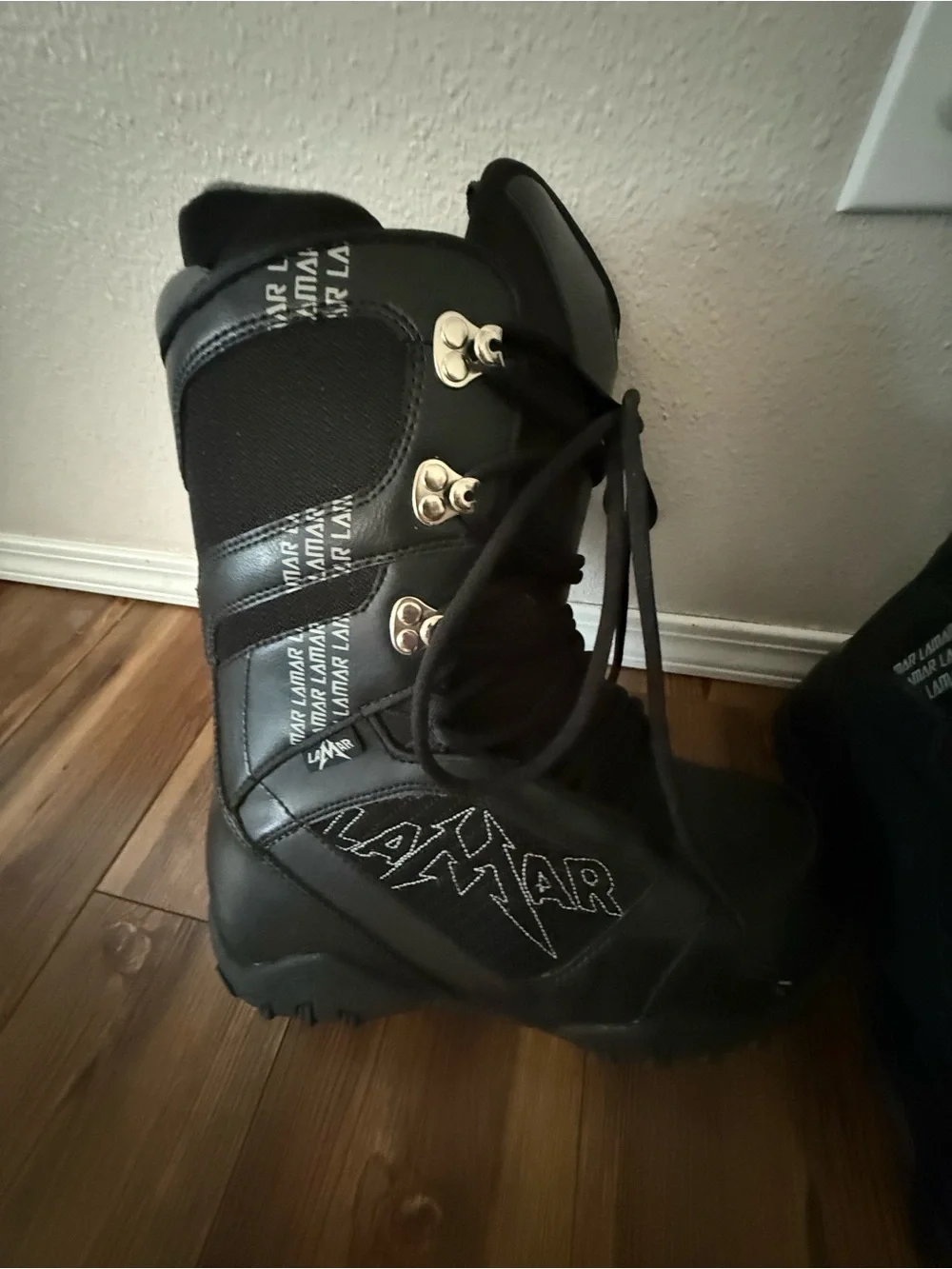 LAMAR Black Lace-Up Snowboard Boots